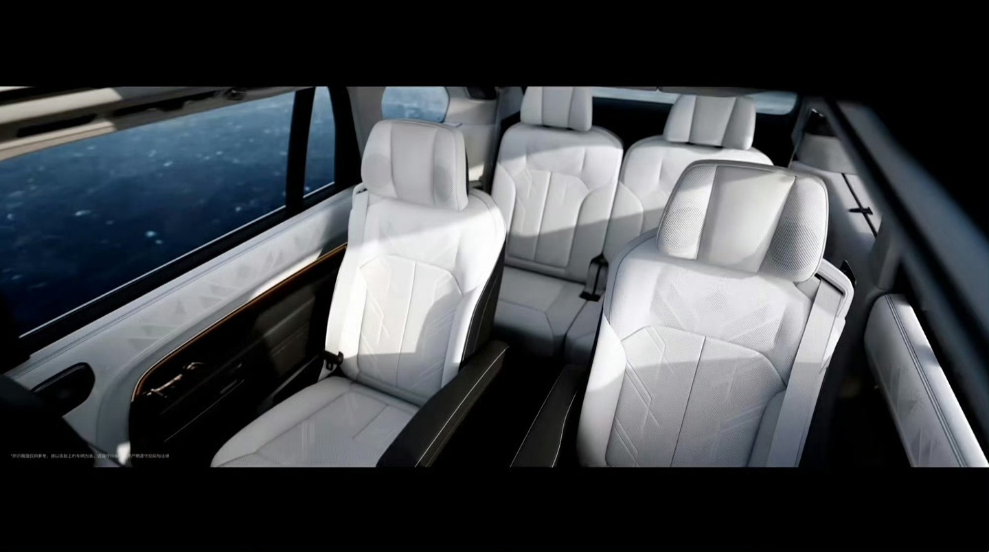 极氪9X内饰预热：20小时手工打磨北欧天然真木饰板，还有遥控器