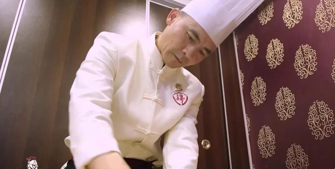 【大师的菜】三步搞定广东名小吃“煎虾饼”，粤菜名厨传授Q弹秘诀！