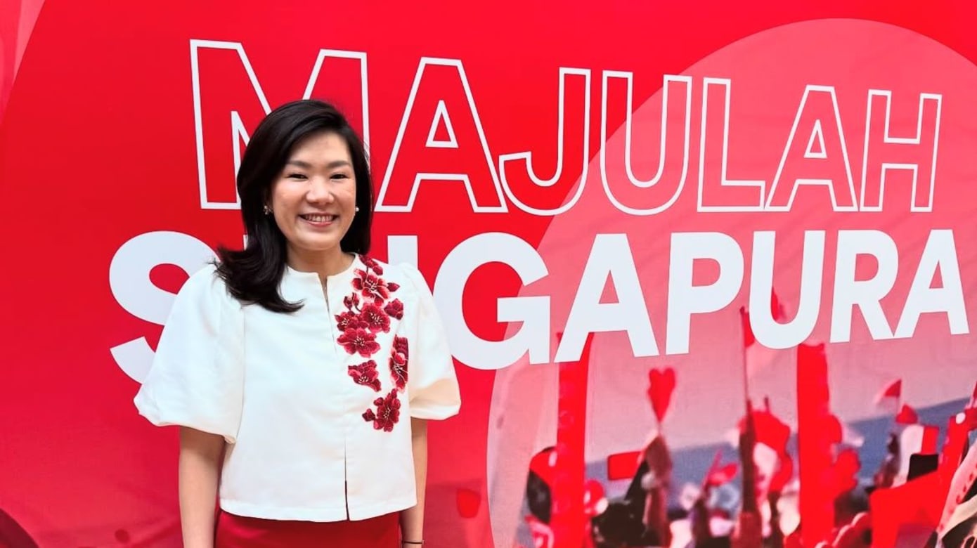 议员盛装出席国庆庆典 构成红白靓丽风景线