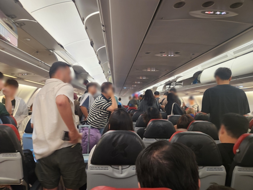 AirAsia KL-Incheon flight makes surprise landing in Gimpo instead, passengers report confusion and two-hour delay