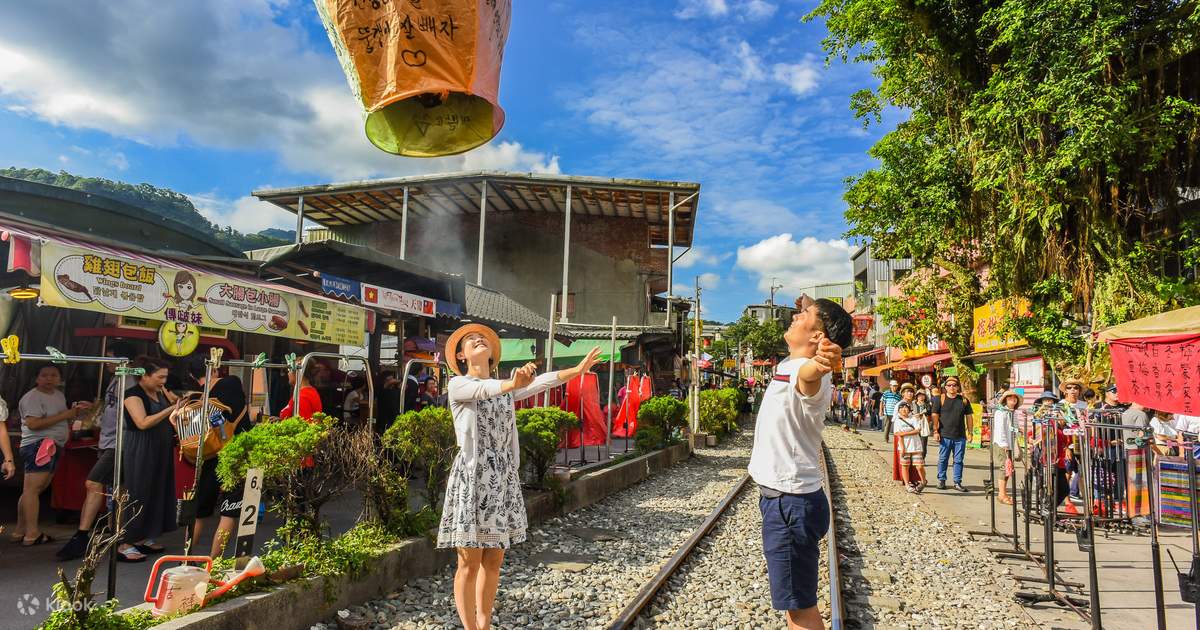 原来是违法的！台湾旅游景点「十分老街放天灯」⚡网红竟被罚1万！网轰：观光局该检讨吧！