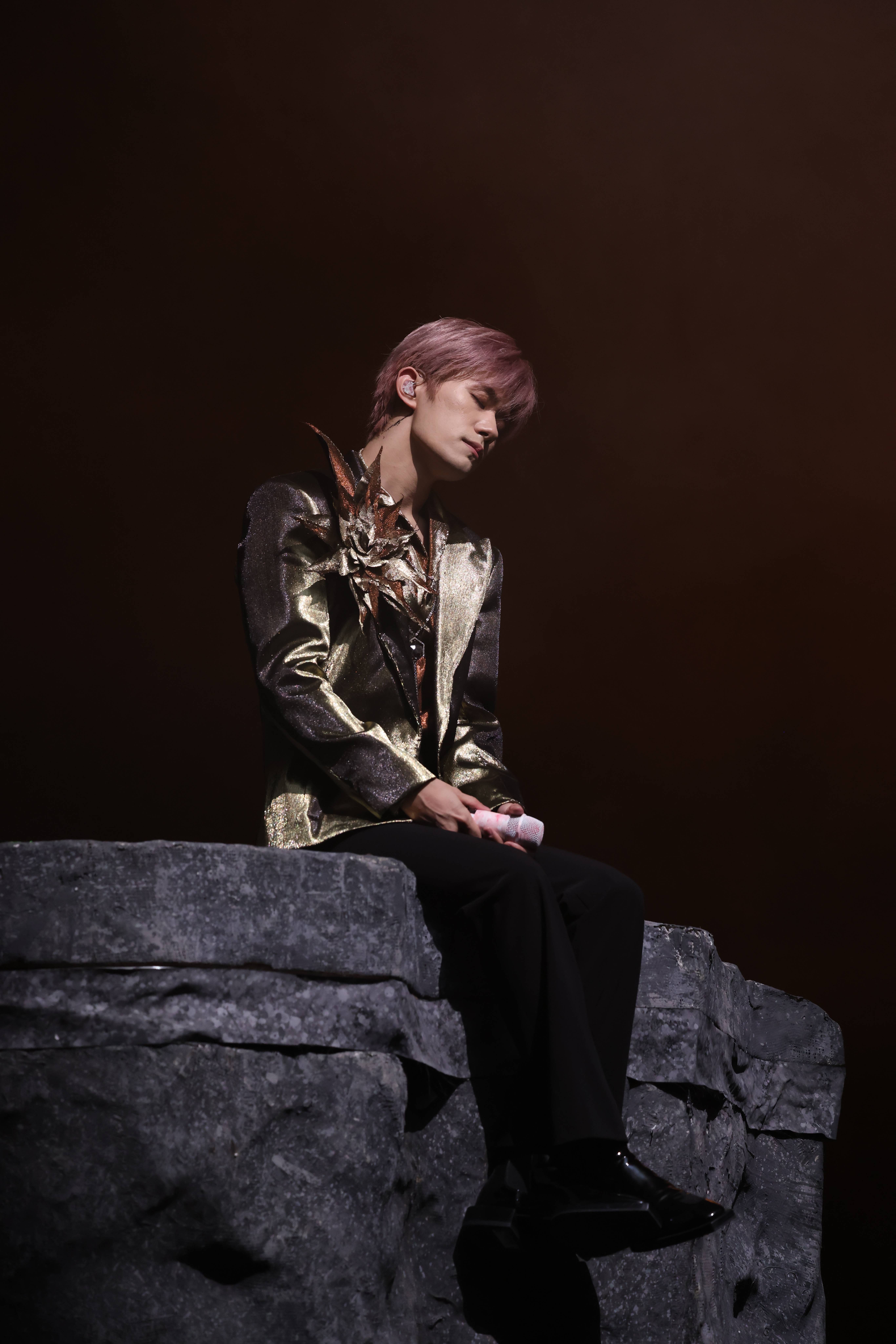 易烊千玺北京演唱会开唱 高音与舞台美学双燃炸场