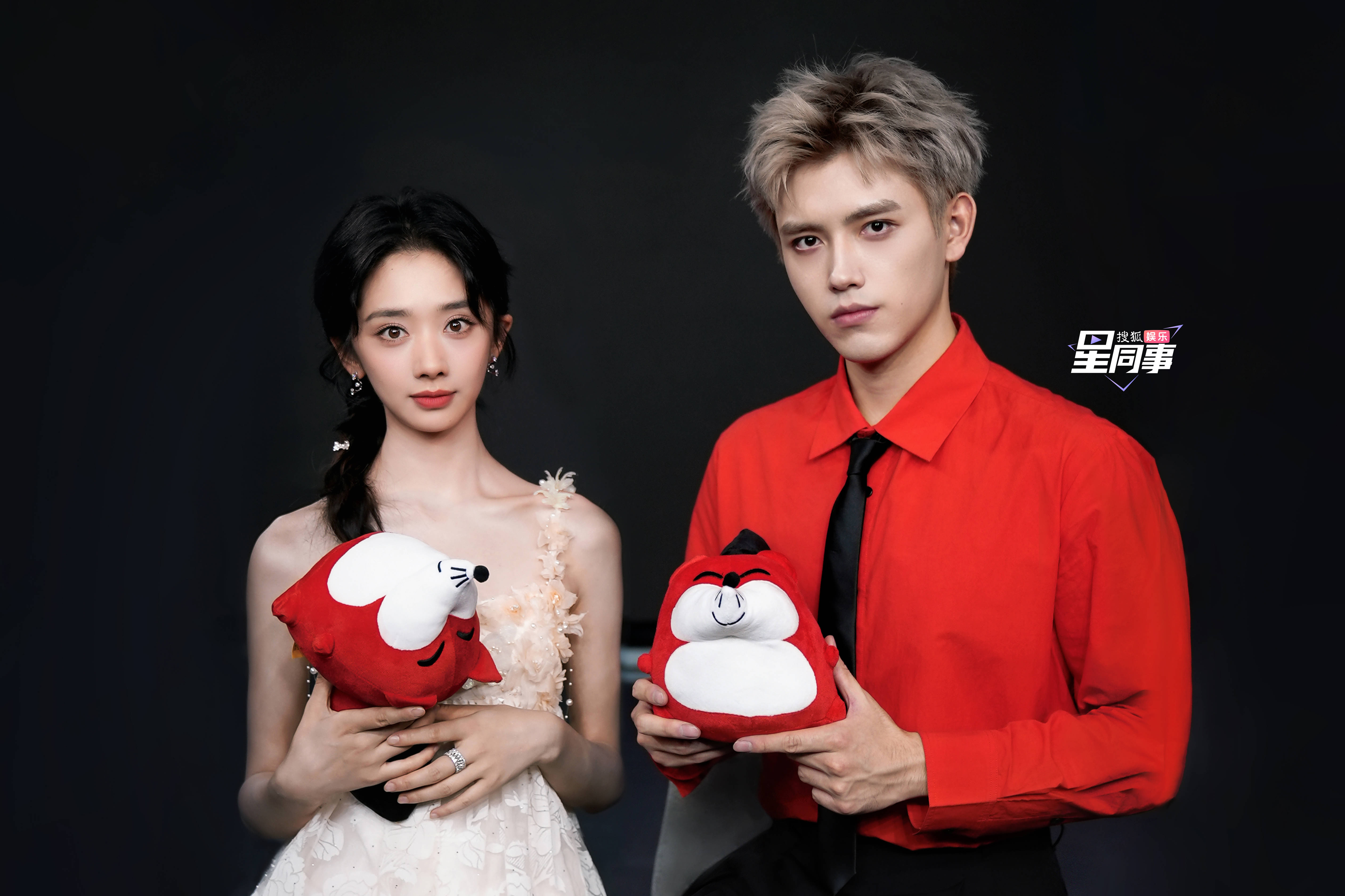 陈飞宇被王影璐公主抱画面高甜 秒猜章若楠李乃文COS照