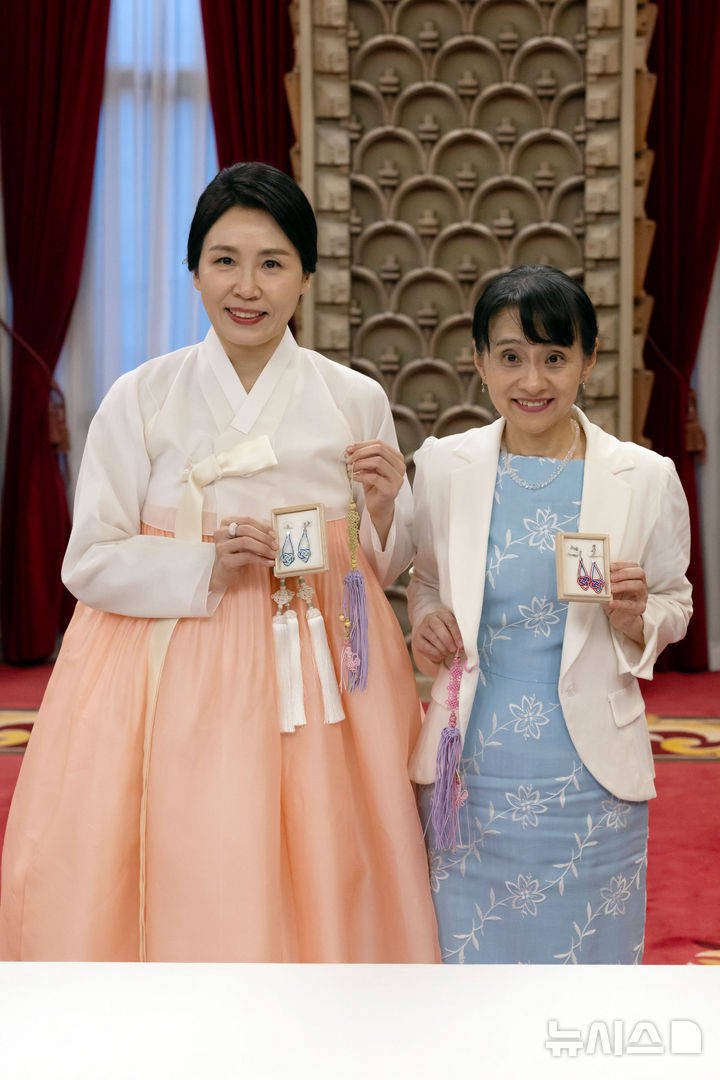 原创 李在明夫妇访问日本美国结束！58岁夫人也爱扮嫩，比金建希有气质