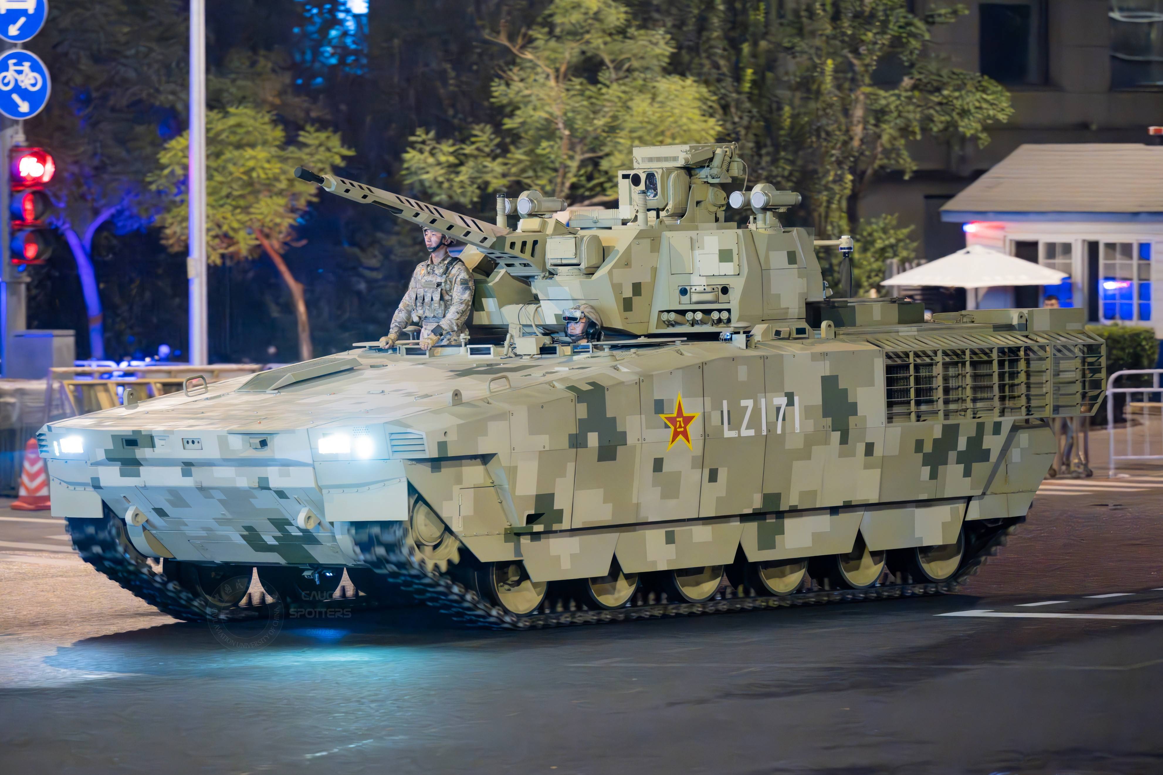 原创 隐藏在阅兵中的真神：比4代坦克更重要，100式重型支援战车！