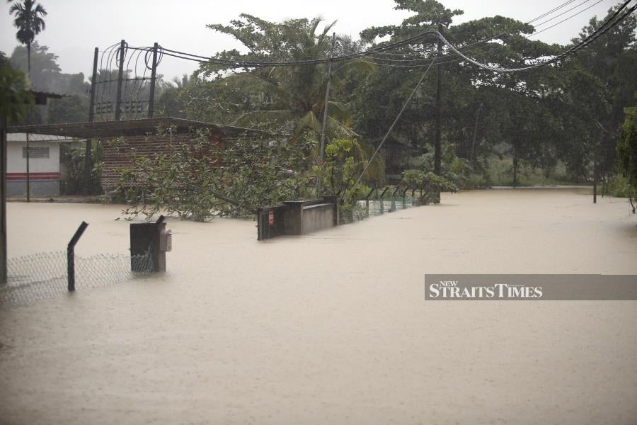 Sabah floods: Zahid orders Bailey bridge installed after Sungai Kaiduan bridge collapse