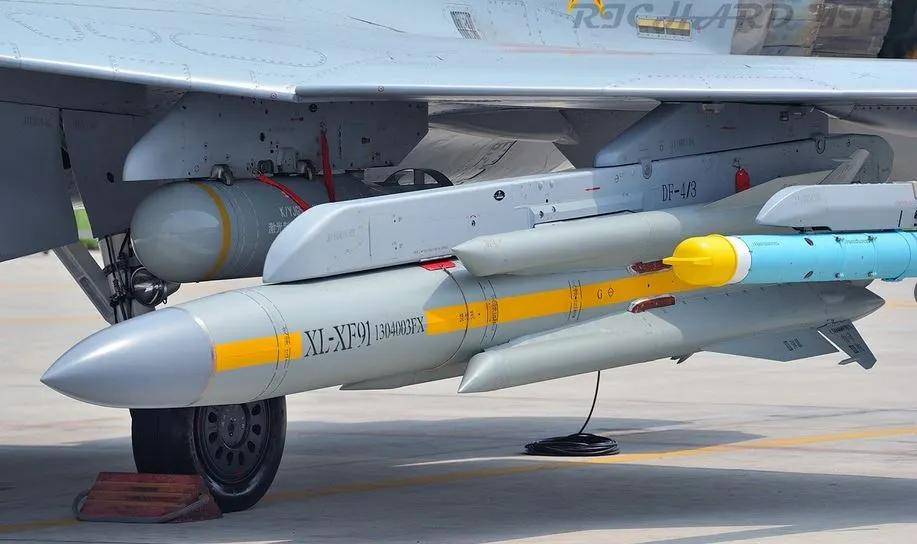 歼-35A还能反辐射!搭配雷电8A导弹亮相长春,为何与霹雳15这么像？