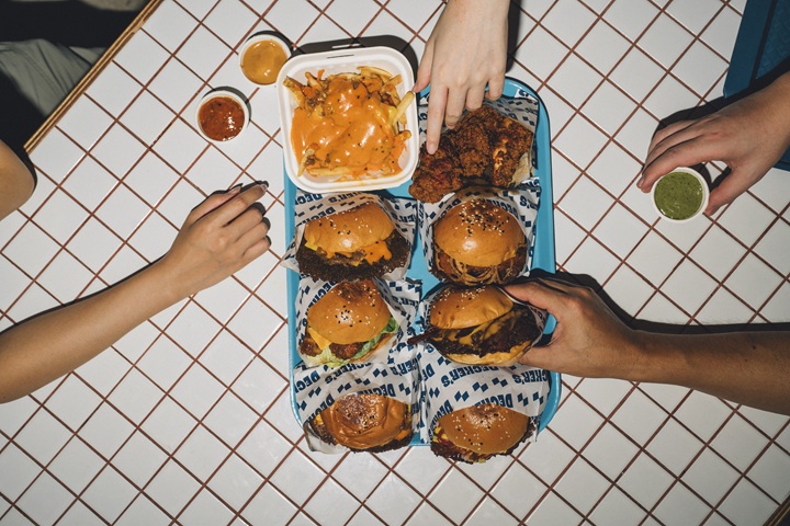 Decker’s Smash Burger Unveils First Outlet At REXKL