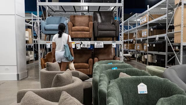 白宫：明年起进口厨房橱柜关税增至50% 软垫家具升至30%