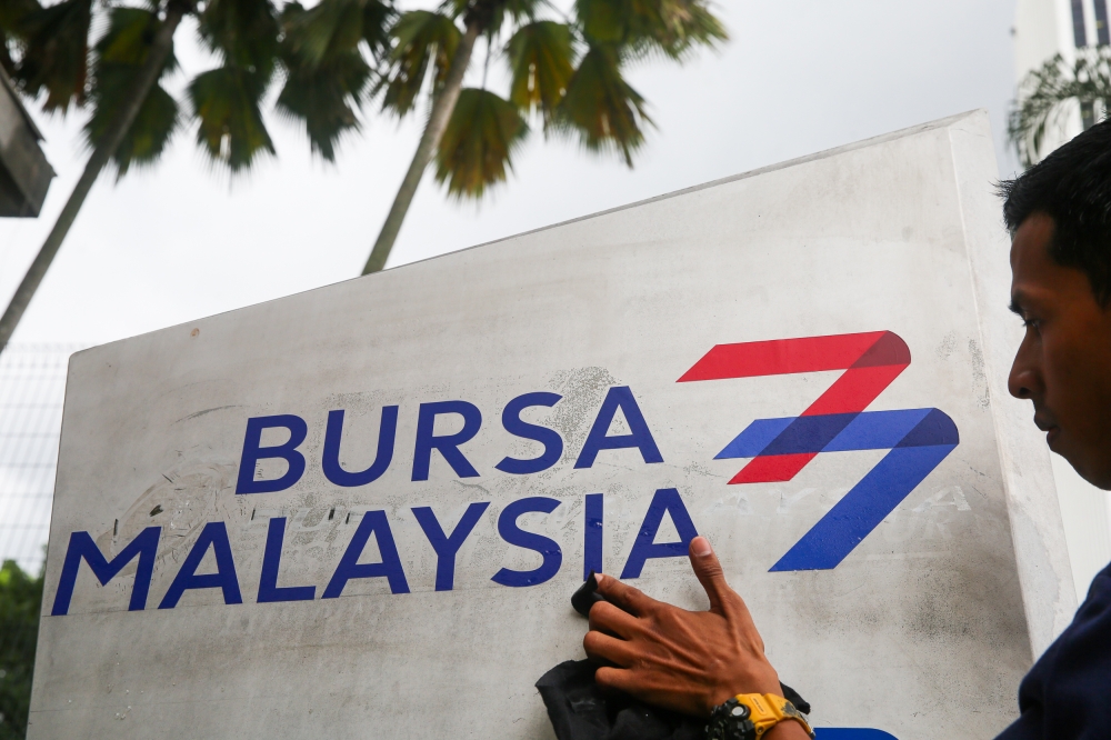 Bursa Malaysia drifts lower, following regional markets amid rising geopolitical tensions