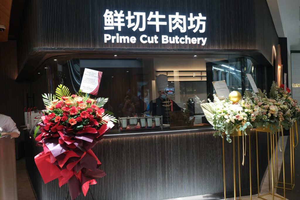 全球首家「海底捞黑金店」正式亮相，就在滨海湾金沙🤩专属菜品+现场表演区+鲜切牛肉坊，吃饭聚餐更舒适~