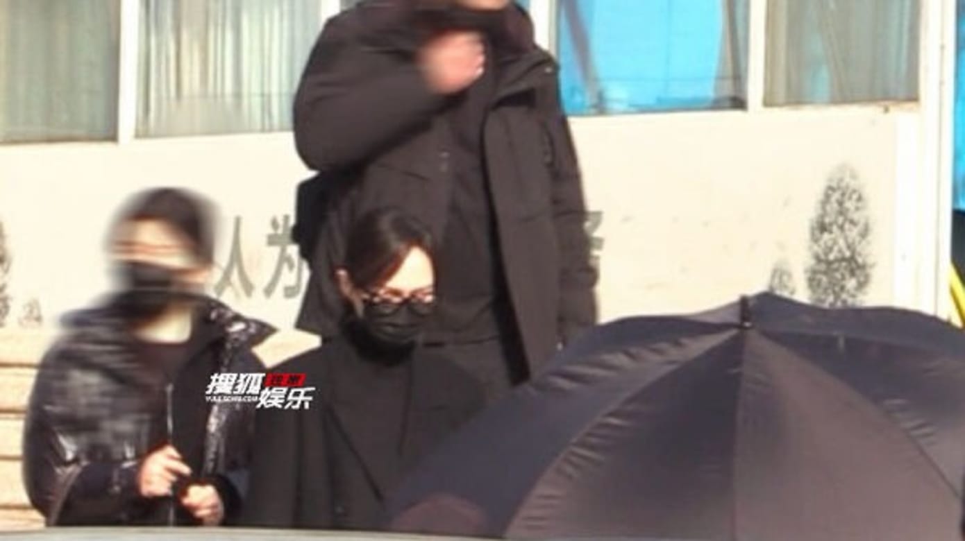 近日传出离婚，唐嫣现身罗晋父亲葬礼