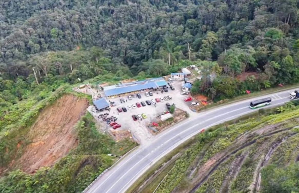 Dining in danger? Erosion threatens viral eatery along Simpang Pulai-Cameron Highlands road (VIDEO)