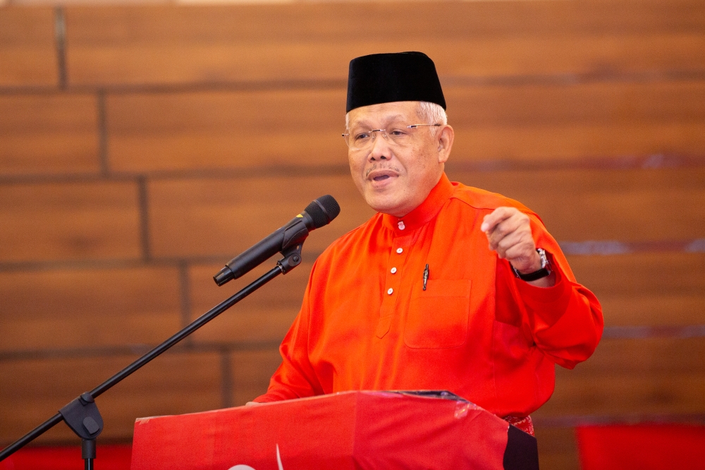 Bersatu chiefs to face disciplinary board tomorrow sans Hamzah Zainudin who’s in Australia for daughter’s varsity enrolment