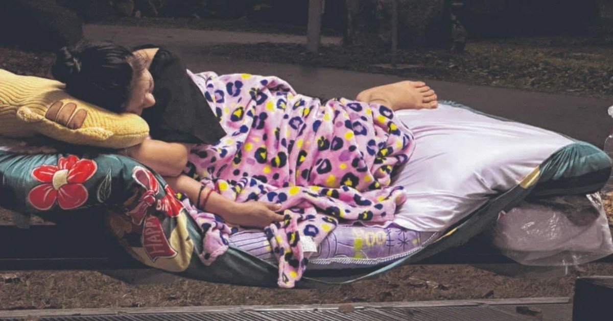 Vietnamese chiobu in S'pore sleeps at park and asks public for money!