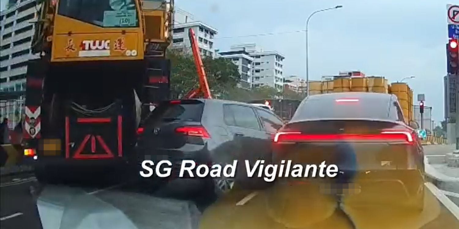 Mobile crane driver hits vehicles during turn at pasir ris, after two car drivers squeeze next to it