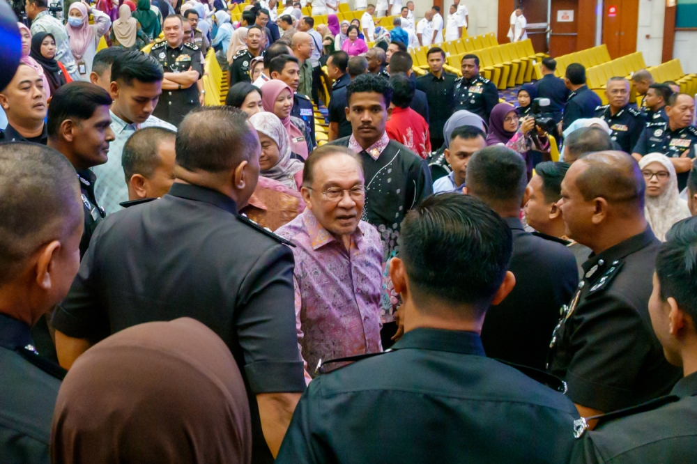 Anwar says Pulapol quarters to be upgraded, police housing projects to be fast-tracked