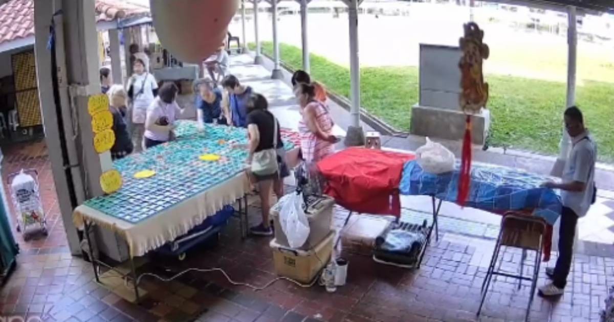 Thief strikes Woodlands stall, grabs $1,000 worth of necklaces during owner's 5-minute toilet break