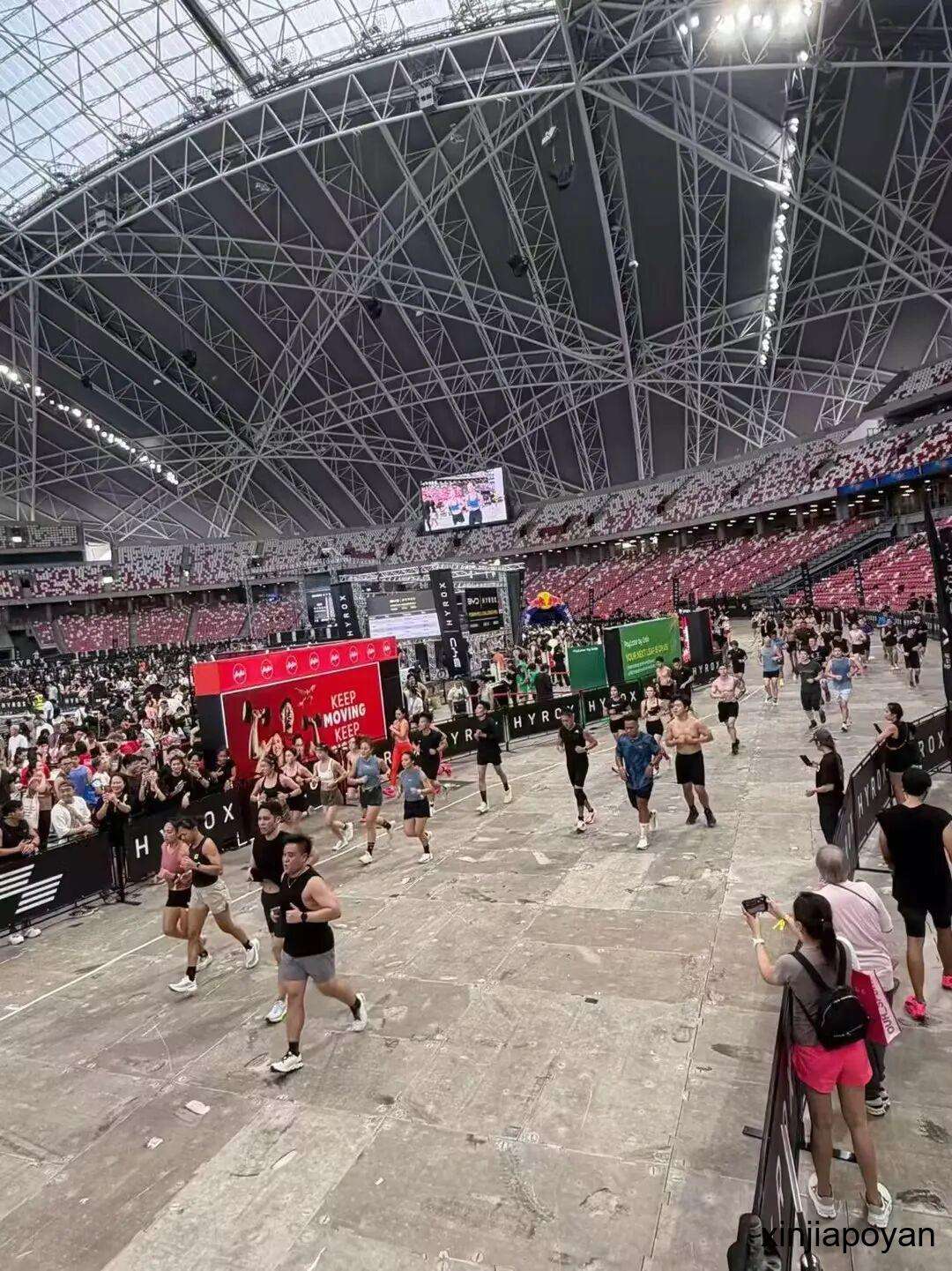 现场直击！HYROX新加坡站今天开赛，国家体育场画风太燃了