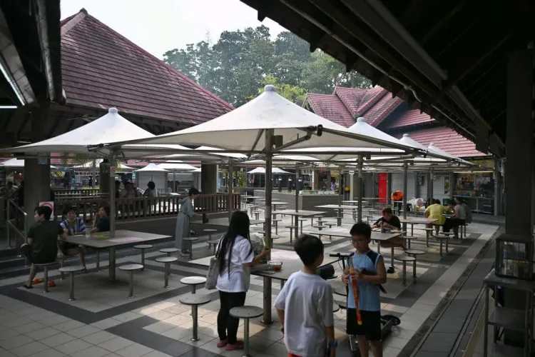 Photo: news.nestia.com Poor Air Quality Empties Parks and Outdoor Dining Spots